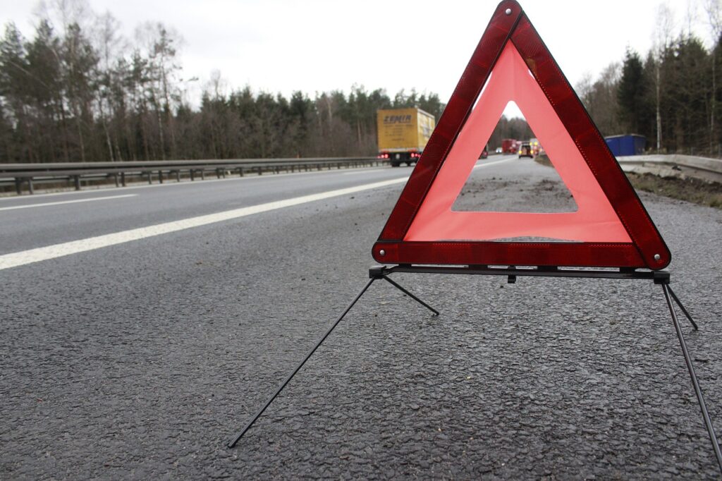 warning triangle, accident, highway-1412348.jpg